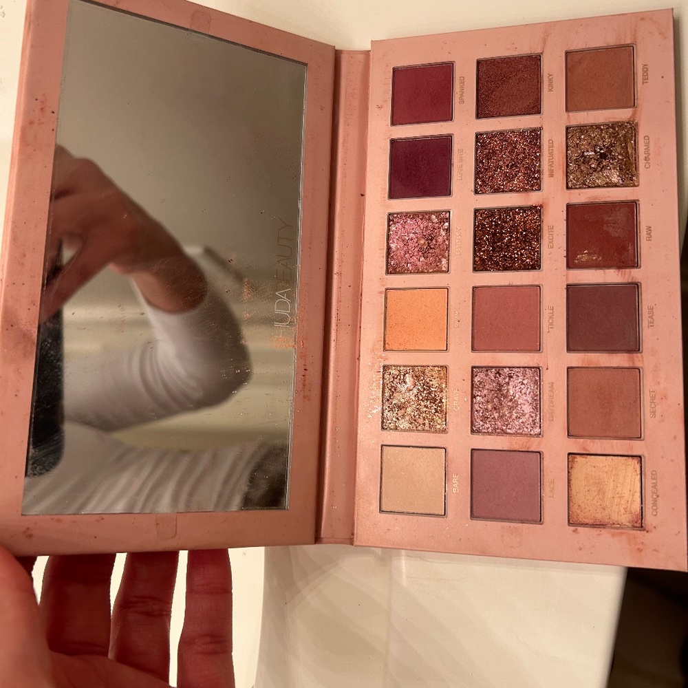 HUDA Beauty the new nude palette